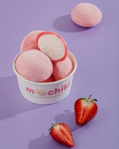 Kəsilmiş çiyələkli mochi və içindəki ağ gelato