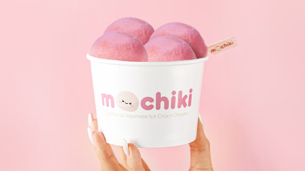 Çiyələkli mochi ilə dolu Mochiki stəkanı