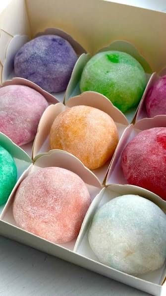 Qutuda rəngarəng mochi dondurmalar
