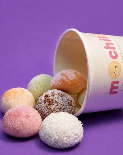 Mochiki stəkanından səpələnmiş rəngarəng mochi dondurmalar